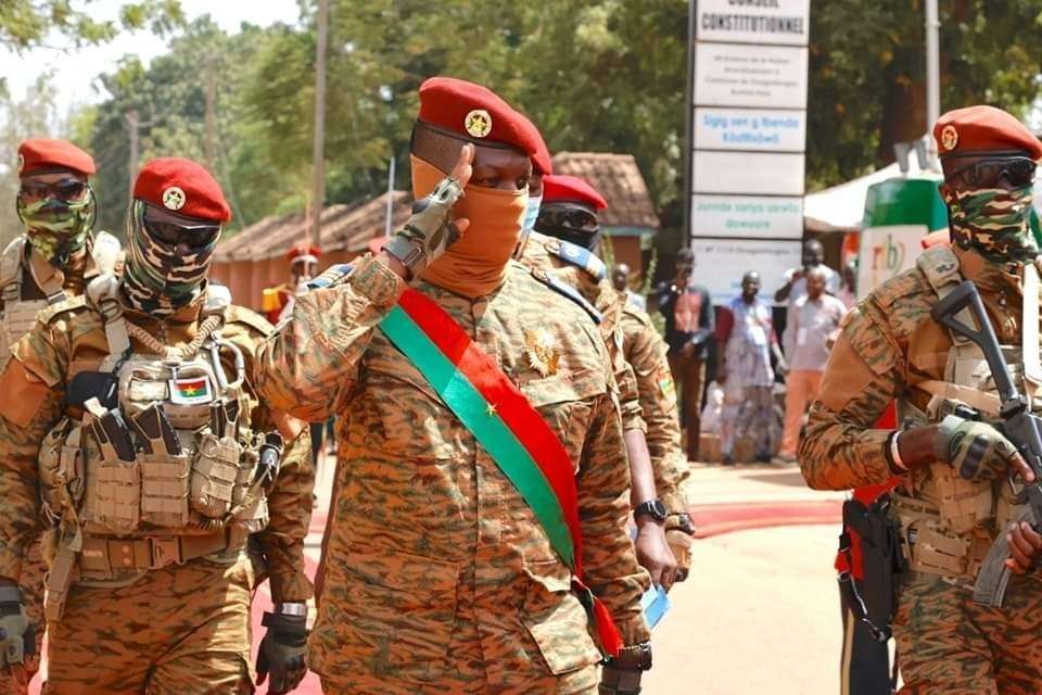 Burkina : Le président Traoré remet un important lot de matériel militaire  au ministère de la Défense